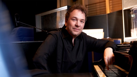 Florian Weber, Jazzpianist der NDR Bigband  Foto: Steven Haberland