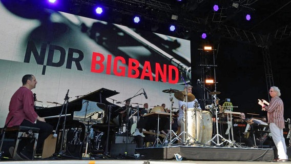 NDR Bigband spielt auf der Kieler Woche. © NDR Foto: Oke Jens