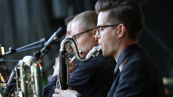 NDR Bigband spielt auf der Kieler Woche. © NDR Foto: Oke Jens