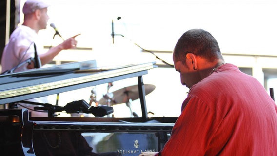 NDR Bigband spielt auf der Kieler Woche. © NDR Foto: Oke Jens