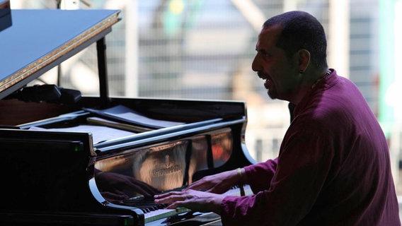 NDR Bigband spielt auf der Kieler Woche. © NDR Foto: Oke Jens