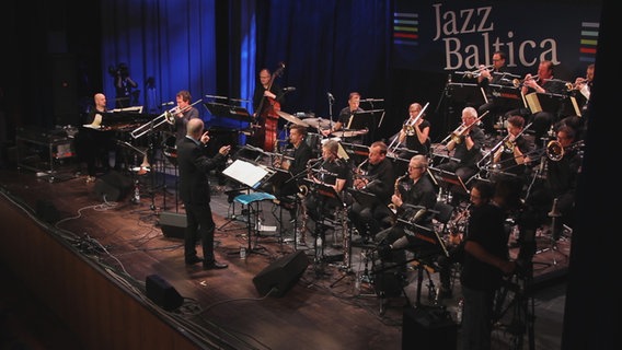Screenshot: NDR Bigband bei der JazzBaltica © NDR Foto: Ralph Baudach