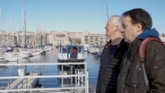 Screenshot: Dan Gottshall (links) und Claus Stötter am Hafen von Marseille. © NDR Foto: Veronika Emily Pohl