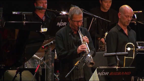 Konzertszene: Christoph Lauer und Stefan Lottermann von der NDR Bigband bei der JazzBaltica 2014 © NDR Foto: Screenshot