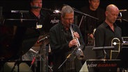 Konzertszene: Christoph Lauer und Stefan Lottermann von der NDR Bigband bei der JazzBaltica 2014 © NDR Foto: Screenshot