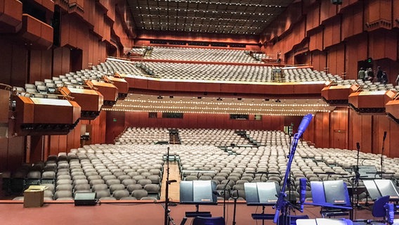 So sieht der Saal vier Stunden vor dem Konzert aus. Die Bühne ist schon fertig hergerichtet. © NDR Foto: Wiebke Neelsen