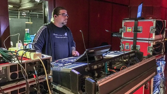 Toningenieur Lars Reichmann sorgt auf der Bühne für die Beschallung der Monitore, damit die Musiker sich gut hören können. © NDR Foto: Wiebke Neelsen
