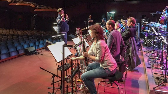 Noch wird geprobt. Jörg Achim Keller dirigiert den Soundcheck, zweieinhalb Stunden vor Konzertbeginn. © NDR Foto: Wiebke Neelsen