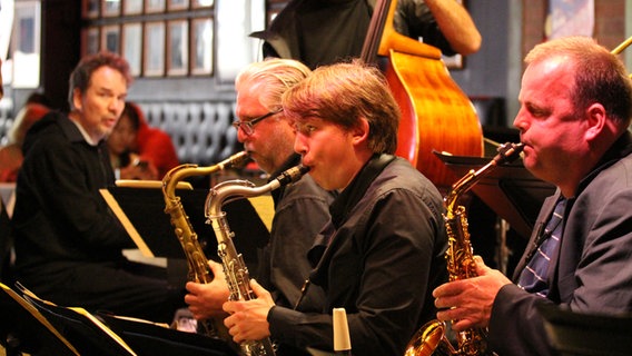 Die NDR Bigband spielt bei einer Jam Session in Andy's Jazzclub © NDR Foto: Sabine Vinar