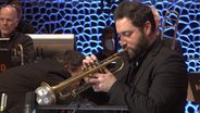 Screenshot: Trompeter Percy Pursglove beim Konzert mit der NDR Bigband in der Elbphilharmonie (4.12.2022) © NDR Foto: Screenshot