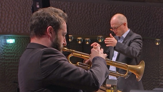 Screenshot: Chefdirigent Geir Lysne und Trompeter Percy Pursglove beim Konzert mit der NDR Bigband in der Elbphilharmonie (4.12.2022) © NDR Foto: Screenshot