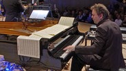 Pianist Florian Weber spielt während des Konzerts "Chromatic Aberration" mit der NDR Bigband in der Elbphilharmonie. © NDR Foto: Screenshot