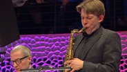 Saxofonist Julius Gawlick spielt während des Konzerts "Chromatic Aberration" mit der NDR Bigband in der Elbphilharmonie. © NDR Foto: Screenshot