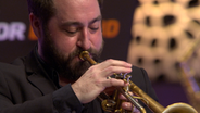 Screenshot: Trompeter Percy Pursglove beim Konzert mit der NDR Bigband in der Elbphilharmonie (4.12.2022) © NDR Foto: Screenshot