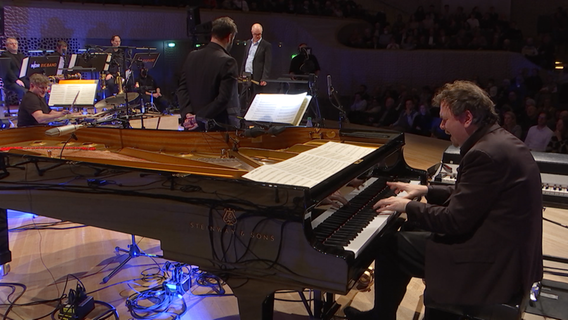 Pianist Florian Weber spielt während des Konzerts "Chromatic Aberration" mit der NDR Bigband in der Elbphilharmonie. © NDR Foto: Screenshot