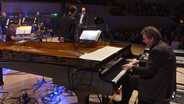 Pianist Florian Weber spielt während des Konzerts "Chromatic Aberration" mit der NDR Bigband in der Elbphilharmonie. © NDR Foto: Screenshot