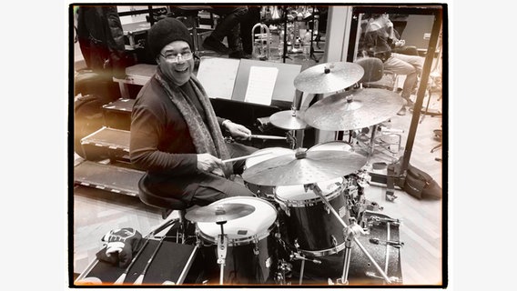 Ernesto Simpson am Schlagzeug (Schwarz-Weiß-Aufnahme)  Foto: Marcio Doctor