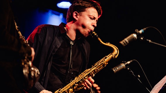 Julius Gawlik, Saxofonist der NDR Bigband. © NDR/LukasDiller Foto: LukasDiller