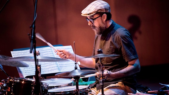 Jazzmusiker John Hollenbeck swpielt Schlagzeug © David Kaufman Foto: David Kaufman