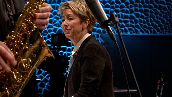 Screenshot: Komponistin Nikki Iles während des Konzerts mit der NDR Bigband in der Elbphilharmonie. © NDR, Screenshot Foto: Screenshot
