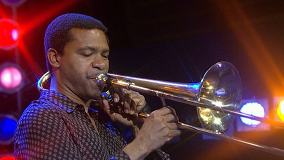 Scrreenshot: Posaunist Robin Eubanks vom Dave Holland Quintet spielt mit der NDR Bigband auf der JazzBaltica 2003 in aus der Konzertscheune auf Schloss Salzau. © NDR Bigband Foto: Screenshot