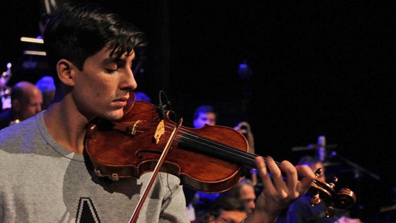 "Jugend Jazzt": Preisträger Benjamin Wiegand mit seiner Violine © Sabine Vinar Foto: Sabine Vinar