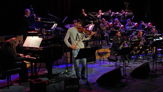 Benjamin Wiegand wird von der NDR Bigband begleitet. © Sabine Vinar Foto: Sabine Vinar