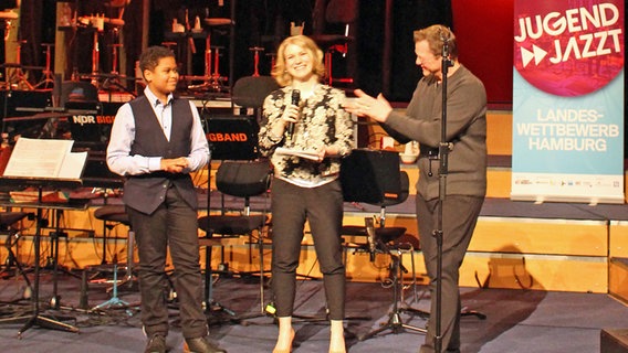 Ingolf Burkhardt trifft Mohamed Camara beim Preisträgerkonzert von Jugend Jazzt 2019 © Landesmusikrat Foto: Sabine Vinar