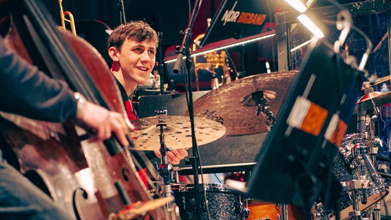 Nachwuchstalent Nelio Andersen spielt beim Preisträgerkonzert von "Jugend jazzt"mit der NDR Bigband im Rolf-Liebermann-Studio. © NDR Foto: Peer Bothmer