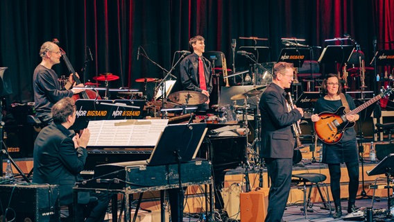 Nachwuchstalent Nelio Andersen spielt beim Preisträgerkonzert von "Jugend jazzt"mit der NDR Bigband im Rolf-Liebermann-Studio. © NDR Foto: Peer Bothmer