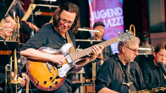 Sandra Hempel, Gitarristin der NDR Bigband, spielt beim Presiträgerkonzert "Jugend jazzt" im Rolf-Liebermann-Studio. © NDR Foto: Peer Bothmer