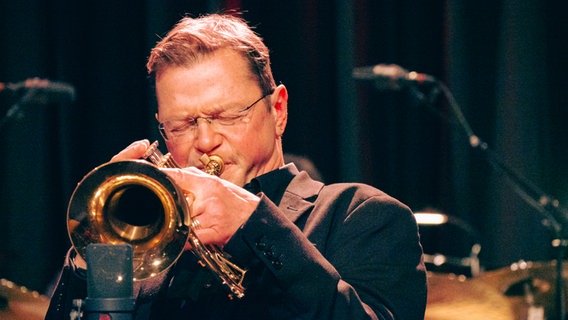 Ingolf Burkhardt, Trompeter der NDR Bigband, spielt beim Presiträgerkonzert "Jugend jazzt" im Rolf-Liebermann-Studio. © NDR Foto: Peer Bothmer