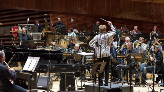 Die NDR Bigband bei der Probe mit dem NOSPR im polnischen Katowice. © NDR Foto: Axel Dürr