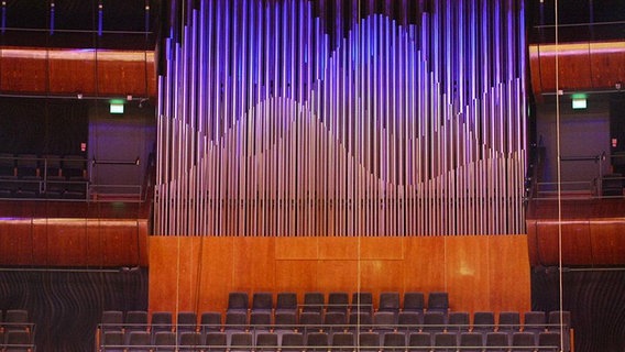 Dei Orgel im neuen Konzertsaal in Katowice erstrahlt in lila. © NDR Foto: Axel Dürr