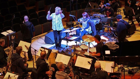 Szymon Bywalec, Leiter des Nationalen Synfonieorchester des Polnischen Runfunks mit Urszula Dudziak (voc.). © NDR Foto: Axel Dürr