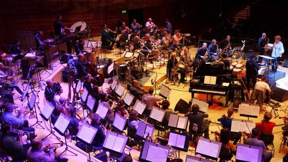 Ndr Bigband bei der Probe mit dem Nationalen Synfonieorchester des Polnischen Runfunks. © NDR Foto: Axel Dürr