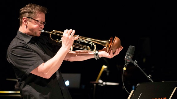 Eindrücke des Konzerts der NDR Bigband beim Klangfest - Musik für Kinder auf Kampnagel © NDR Foto: Veronika Emily Pohl