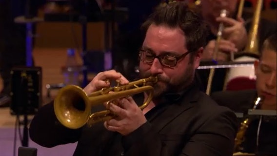 Screenshot: Trompeter Percy Pursglove von der NDR Bigband während des "American Cool Jazz"-Konzerts beim "Age of Anxiety"-Festival in der Elbphilharmonie © NDR Foto: Screenshot