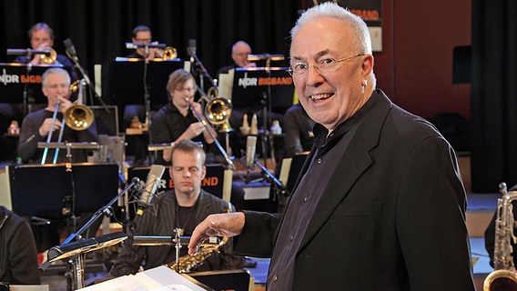 Der britische Arrangeur, Komponist und Bandleader Michael Gibbs bei der Probenarbeit mit der NDR Bigband. © Steven Haberland Foto: Steven Haberland