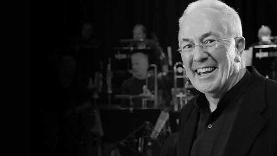 Der britische Arrangeur, Komponist und Bandleader Michael Gibbs bei Proben mit der NDR Bigband (2011, schwarz-weiß). © Steven Haberland Foto: Steven Haberland