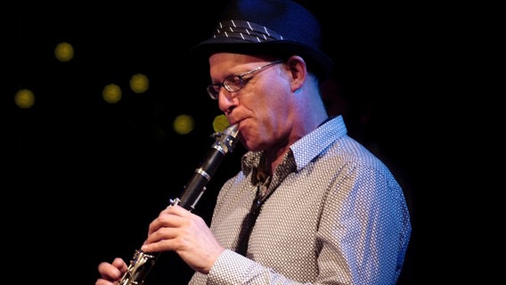 Musiker Michael Moore spielt Klarinette. Musiker Michael Moore spielt Klarinette. © Michael Moore Foto: Mike Patella