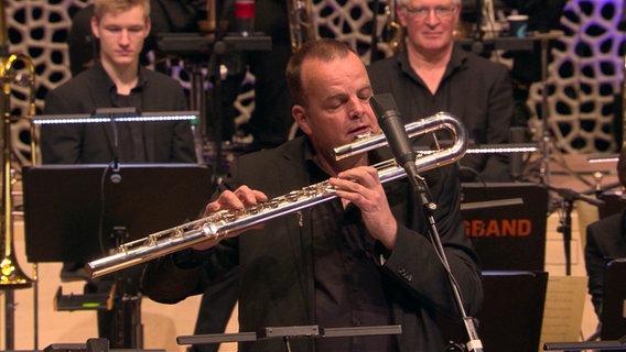 Fiete Felsch spielt die Bassflöte bei einem Konzert mit der NDR Bigband in der Elbphilharmonie. © NDR Foto: Screenshot