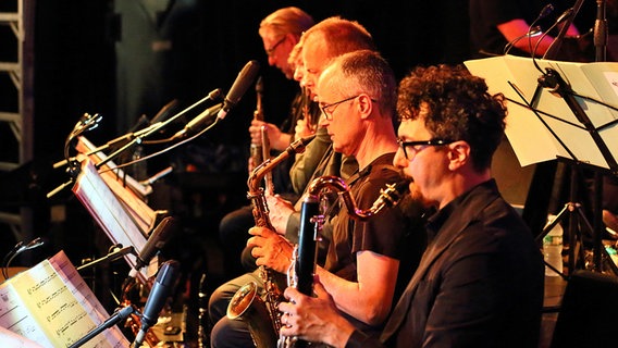 Konzertszene: Die Saxofonisten der NDR Bigband spielen im New Yorker DROM © NDR Foto: Ed Satterwhite