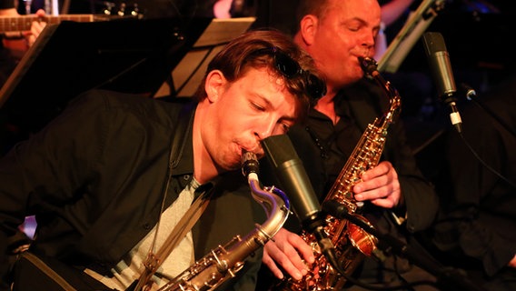 Konzertszene von der USA-Tour 2024: die Saxofonisten Julius Gawlik und Fiete Felsch während der Anspielprobe zum Gastkonzert in New York City © NDR Foto: Ed Satterwhite