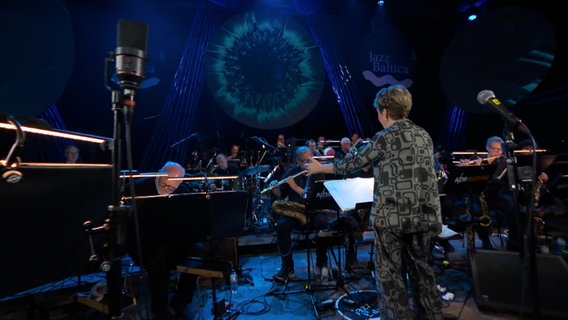 Screenshot: Konzert der NDR Bigband unter der Leitung von Nikki Iles auf der JazzBaltica 2023. © NDR Foto: NDR