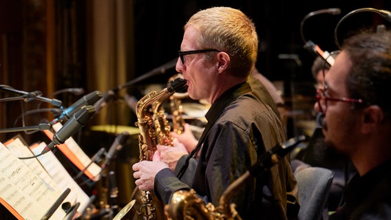 Der Altsaxofonist Peter Bolte bei einem Soundcheck mit der NDR Bigband. © Steven Haberland Foto: Steven Haberland