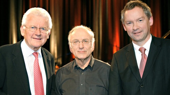 Prof. Jobst Plog (links) und Lutz Marmor (rechts) gemeinsam mit Dieter Glawischnig bei seinem Abschiedskonzert am 27.03.2008. © NDR 