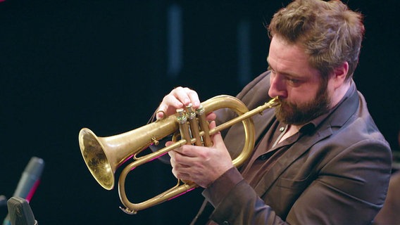 Percy Pursglove von der NDR Bigband spielt Trompete. © NDR Foto: Screenshot