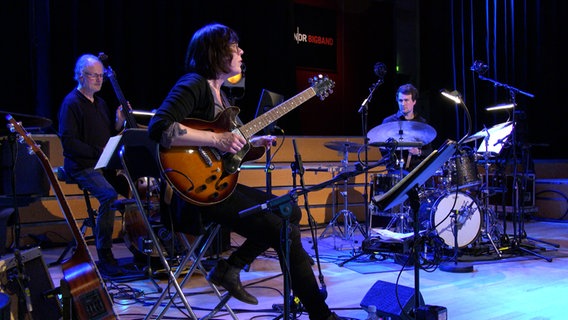 Screenshot: Sandra Hempel und Kollegen NDR Bigband bei einem Livestream-Konzert im Rolf-Liebermann-Studio (6. Mail 2021) © NDR Foto: Screenshot