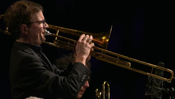 Screenshot: Ventilposaunist Klaus Heidenreich während des Livestream-Konzert "Masters of Jazz - Bob Brookmeyer" auf Kampnagel (28.1.2021) © NDR Foto: Screenshot